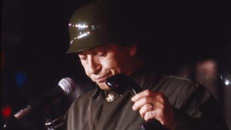 Miguel Gila interpretando a uno de sus mÃ¡s famosos personajes, el soldado