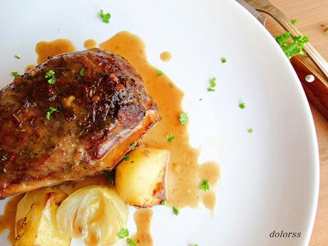 Carrilleras de cerdo al horno con guarnición de patata y cebolla