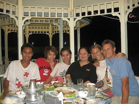 Thai-family-L ▷ Comenta sobre 8 razones por las que viajar te ayuda a vivir una buena vida por MikesRoadTrip
