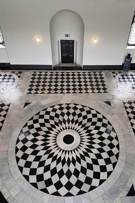 Beautiful-black-and-white-marble-floor-at-the-Queens-House-in-Greenwich-London-UK.jpg.optimal ▷ Tulip Stairs & Queen's House en Greenwich (Guía completa)