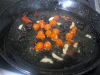 Brécol con tomates cherry, pasas y guindilla