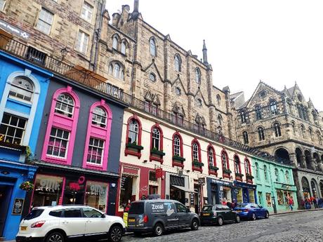 Consejos para viajar a Edimburgo: qué ver, tours y ocio en la ciudad victoria-street
