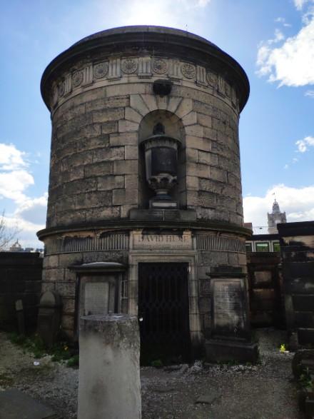 Consejos para viajar a Edimburgo: qué ver, tours y ocio en la ciudad tumba-hume-cementerio