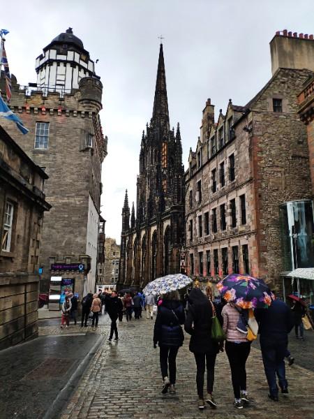 Consejos para viajar a Edimburgo: qué ver, tours y ocio en la ciudad down-tonw-catedral