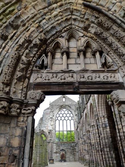 Consejos para viajar a Edimburgo: qué ver, tours y ocio en la ciudad abadia-hollyrood