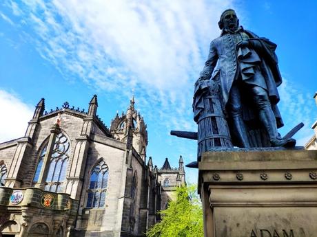 Consejos para viajar a Edimburgo: qué ver, tours y ocio en la ciudad adam-smith-centro n