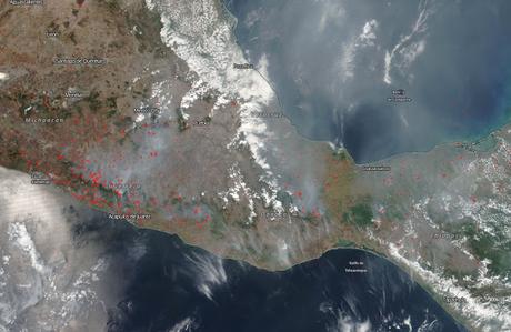 México: imagen satélite del humo de los incendios forestales (13-05-2019)