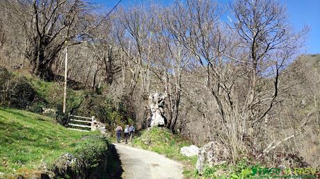 RUTA a LA PATANA o ESCURIU desde ROBLEDO, Somiedo Desvío a la salida de Robledo hacia la Patana