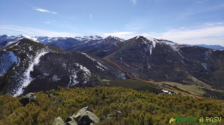 RUTA a LA PATANA o ESCURIU desde ROBLEDO, Somiedo Bajando de la Patana hacia el Collado del Muñón