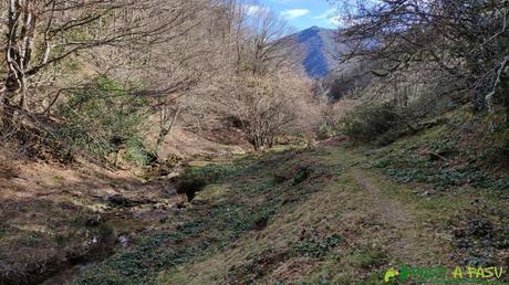 RUTA a LA PATANA o ESCURIU desde ROBLEDO, Somiedo Arroyo del Arco, Somiedo