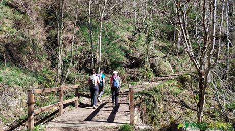 RUTA a LA PATANA o ESCURIU desde ROBLEDO, Somiedo Puente sobre el Arroyo del Escoreu, Somiedo