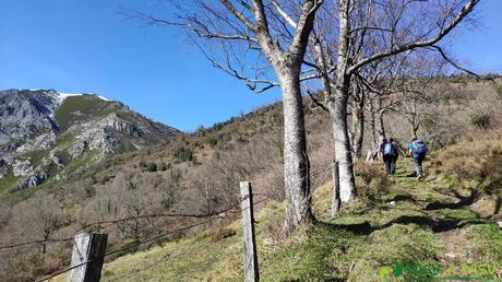 RUTA a LA PATANA o ESCURIU desde ROBLEDO, Somiedo Sendero por encima de fincas hacia el Collado La Cruz