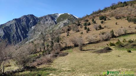 RUTA a LA PATANA o ESCURIU desde ROBLEDO, Somiedo Sendero hacia el Collado la Cruz y la Patana