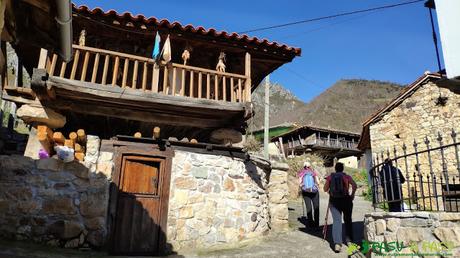 RUTA a LA PATANA o ESCURIU desde ROBLEDO, Somiedo Calles y casas de Robledo, Somiedo