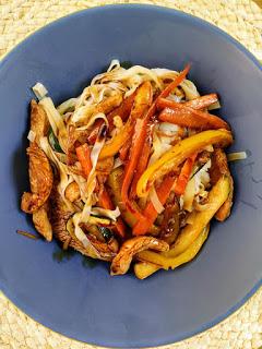 Noodles de arroz con verduras, pollo y soja