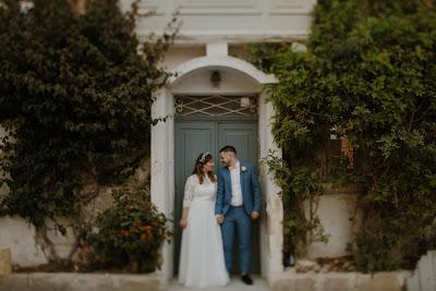 Novios en la puerta de una casa con salida al jardín