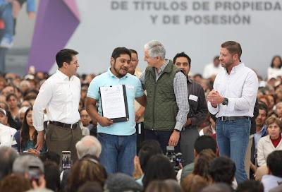 ENTREGA ALFREDO DEL MAZO TÍTULO DE PROPIEDAD NÚMERO 25 MIL E INFORMA QUE LA META PARA ESTE AÑO ES LLEGAR A LOS 32 MIL