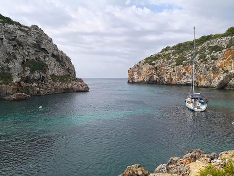 CALAS Y PLAYAS DE MENORCADIA 1 CALA COVES Aprovechamos un...