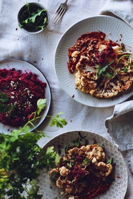 Coliflor asadas con crema de pimientos rojos y pimentón