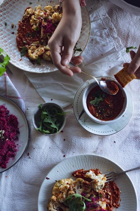 Coliflor asadas con crema de pimientos rojos y pimentón