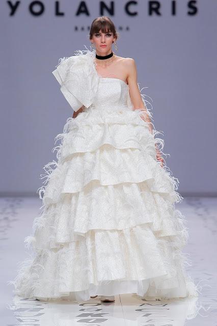 Las novias libres y sin miedo de YolanCris 2020 vuelven a revolucionar la pasarela de Valmont Barcelona Bridal Fashion Week