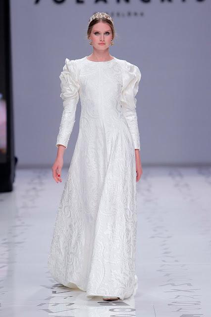 Las novias libres y sin miedo de YolanCris 2020 vuelven a revolucionar la pasarela de Valmont Barcelona Bridal Fashion Week