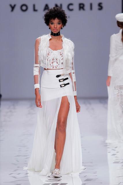 Las novias libres y sin miedo de YolanCris 2020 vuelven a revolucionar la pasarela de Valmont Barcelona Bridal Fashion Week
