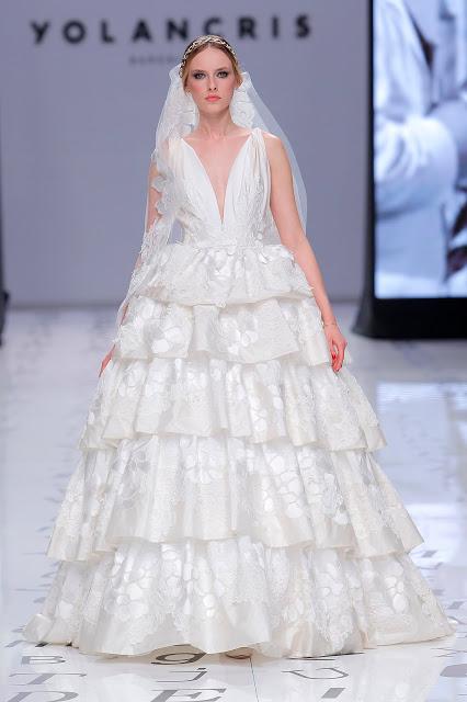 Las novias libres y sin miedo de YolanCris 2020 vuelven a revolucionar la pasarela de Valmont Barcelona Bridal Fashion Week