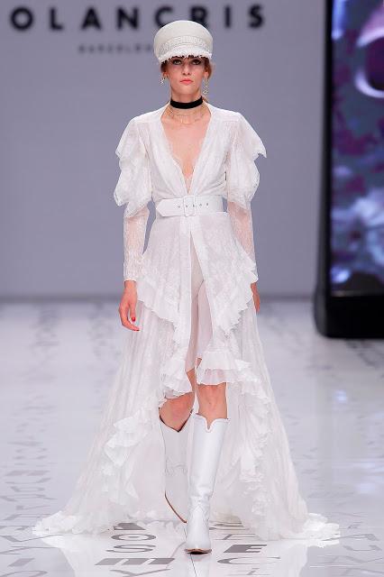 Las novias libres y sin miedo de YolanCris 2020 vuelven a revolucionar la pasarela de Valmont Barcelona Bridal Fashion Week