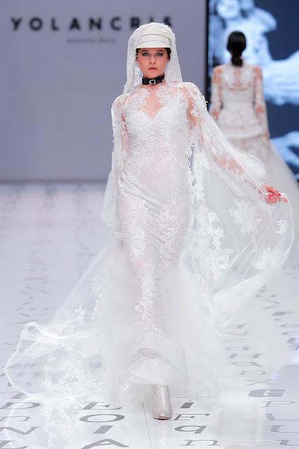 Las novias libres y sin miedo de YolanCris 2020 vuelven a revolucionar la pasarela de Valmont Barcelona Bridal Fashion Week