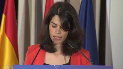 Serra responde a Ayuso, que la acusó de “quemar cajeros” y dar las casas de los ciudadanos de bien a los “okupas”.