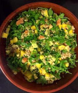 ENSALADA DE QUINOA , SALMON , AGUATATE Y MANGO