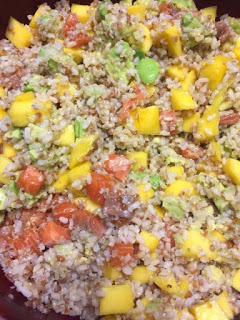 ENSALADA DE QUINOA , SALMON , AGUATATE Y MANGO