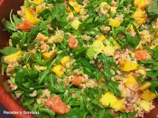 ENSALADA DE QUINOA , SALMON , AGUATATE Y MANGO