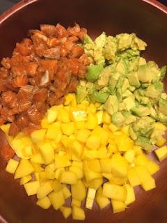 ENSALADA DE QUINOA , SALMON , AGUATATE Y MANGO