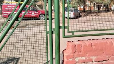 Susto en la escuela 229 de Centenario: un nene quedó con la cabeza atrapada en la reja