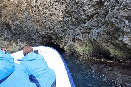 ▷ Cueva azul Croacia (+ mejores tours de Split, Hvar y Trogir) Boat-entering-the-narrow-opening-of-the-Blue-Cave-in-Croatia.jpg.optimal ▷ Cueva azul Croacia (+ mejores tours de Split, Hvar y Trogir)