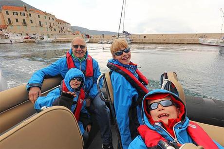 Blue-Cave-with-kids-Croatia.jpg.optimal ▷ Cueva azul Croacia (+ mejores tours de Split, Hvar y Trogir)