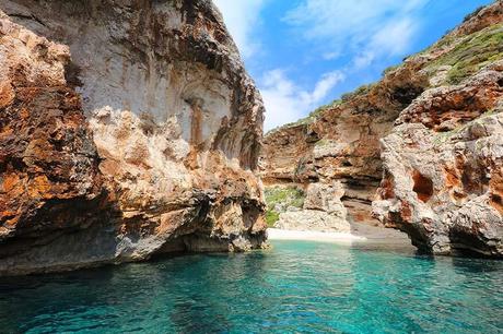 ▷ Cueva azul Croacia (+ mejores tours de Split, Hvar y Trogir) Stiniva-Cove-on-Vis-island-is-a-popular-stop-of-most-Blue-Cave-tours-from-Split-or-Hvar.jpg.optimal ▷ Cueva azul Croacia (+ mejores tours de Split, Hvar y Trogir)