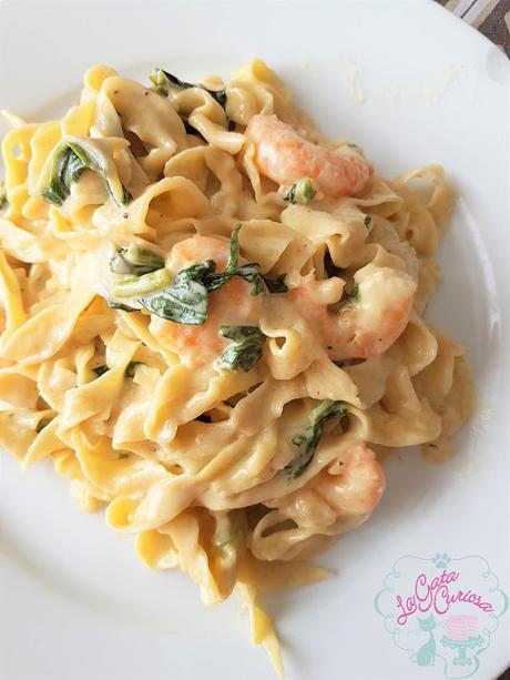 PASTA ALFREDO CON GAMBAS Y ESPINACAS PASTA ALFREDO CON GAMBAS Y ESPINACAS