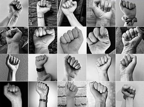 Seguimos de luto...¿seguimos? imagen de protesta de la enfermeras gallegas, en la que en blanco y negro muestran sus puños en alto en veinte imágenes pequeñas.