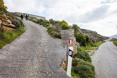 Start-of-the-Trail-Road.jpg.optimal ▷ Cómo ir de excursión a Apano Kastro en Naxos, Grecia