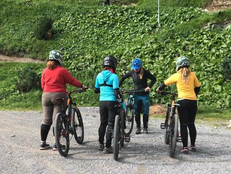 At-the-pump-track-learning-to-ride-Solden-mountain-biking-1 ▷ Comente solo en Thrillseekers: ciclismo de montaña en la República de bicicletas, Solden, Austria, en The Otztal en verano: el parque de juegos de aventura de Austria. Welove2skiWeLove2Ski