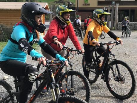 At-the-pump-track-learning-to-ride-Solden-mountain-biking-2 ▷ Comente solo en Thrillseekers: ciclismo de montaña en la República de bicicletas, Solden, Austria, en The Otztal en verano: el parque de juegos de aventura de Austria. Welove2skiWeLove2Ski