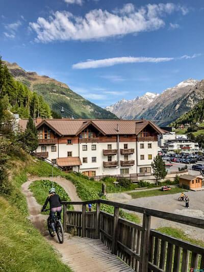 Bike-Republic-Solden-downhill-alpine-mountain-biking-The-pump-track-1 ▷ Comente solo en Thrillseekers: ciclismo de montaña en la República de bicicletas, Solden, Austria, en The Otztal en verano: el parque de juegos de aventura de Austria. Welove2skiWeLove2Ski