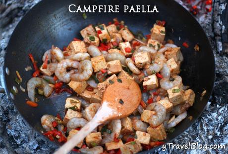 campfire-paella ▷ Comente las recetas de cocina de la fogata y los consejos para cocinar a fuego abierto por 21 recetas sabrosas de fogata para comidas deliciosas al aire libre