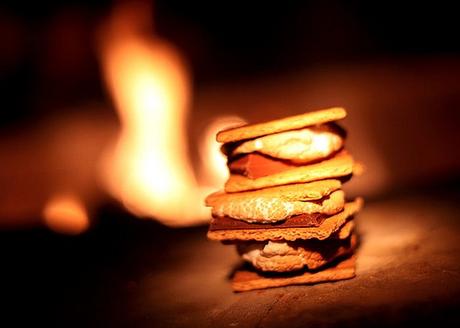 campfire-smores ▷ Comente las recetas de cocina de la fogata y los consejos para cocinar a fuego abierto por 21 recetas sabrosas de fogata para comidas deliciosas al aire libre