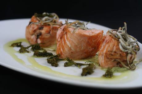 Enrolladitos de Salmón con Gulas y Salsa de Bimi