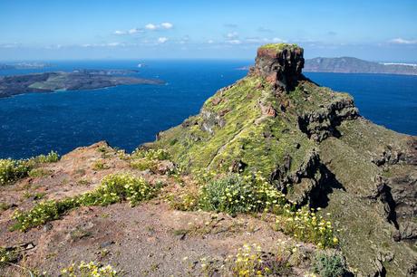 ▷ Cómo caminar de Fira a Oia, el paseo más hermoso en Santorini Skaros-Rock-1.jpg.optimal ▷ Cómo caminar de Fira a Oia, el paseo más hermoso en Santorini