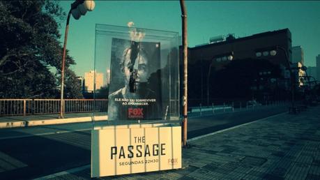 Estos pósters anuncian una serie sobre vampiros y se queman al contacto con la luz solar